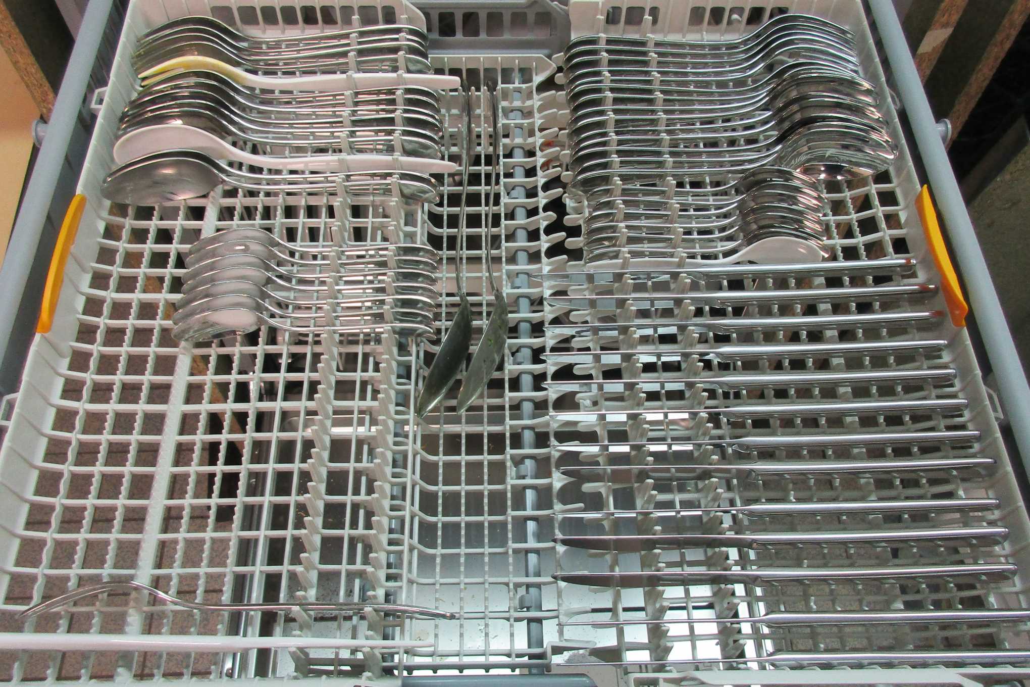 Likaisia astioita astianpesukoneessa.