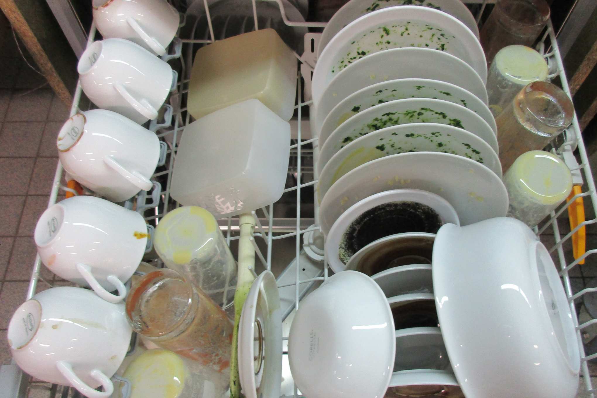 Likaisia astioita astianpesukoneessa.