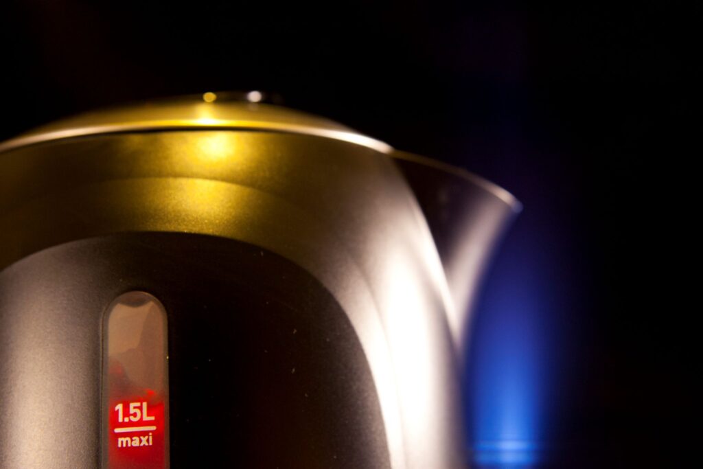 Vedenkeitin, joka on täytetty yli täyttörajan.